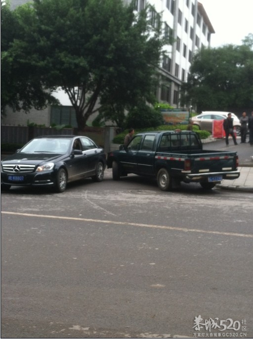 恭城十字街一辆奔驰轿车和一辆皮卡车发生碰撞916 / 作者:七上八下 / 帖子ID:58301