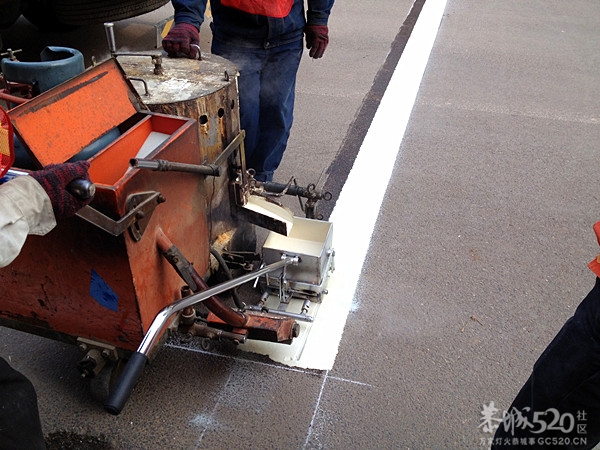 防疫站十字路口红绿灯架设紧张施工中187 / 作者:社区小编 / 帖子ID:58344