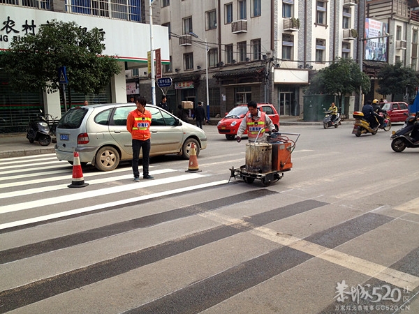 防疫站十字路口红绿灯架设紧张施工中180 / 作者:社区小编 / 帖子ID:58344