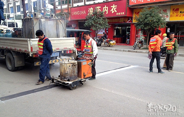 防疫站十字路口红绿灯架设紧张施工中319 / 作者:社区小编 / 帖子ID:58344