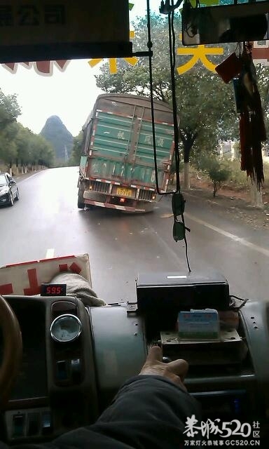 南方水泥厂路段货车轮胎飞了125 / 作者:是非黑人 / 帖子ID:59528