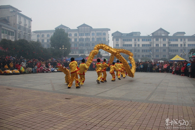 广场舞龙舞狮给大家拜年了··742 / 作者:开心~~迷茫 / 帖子ID:61479