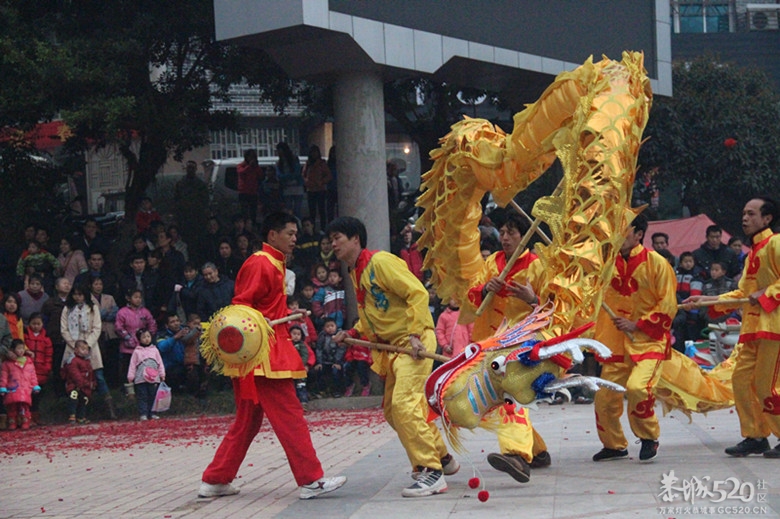 广场舞龙舞狮给大家拜年了··749 / 作者:开心~~迷茫 / 帖子ID:61479