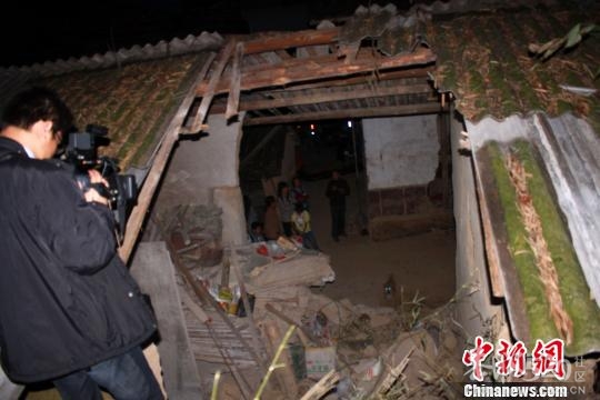 恭城县巨石滚落砸穿两座民房 所幸无人伤亡(图)图片更新739 / 作者:水墨茶江 / 帖子ID:65839