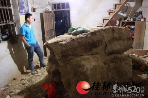 恭城县巨石滚落砸穿两座民房 所幸无人伤亡(图)图片更新384 / 作者:水墨茶江 / 帖子ID:65839