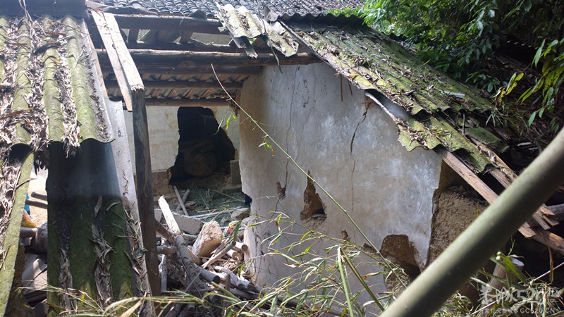 恭城县巨石滚落砸穿两座民房 所幸无人伤亡(图)图片更新312 / 作者:水墨茶江 / 帖子ID:65839