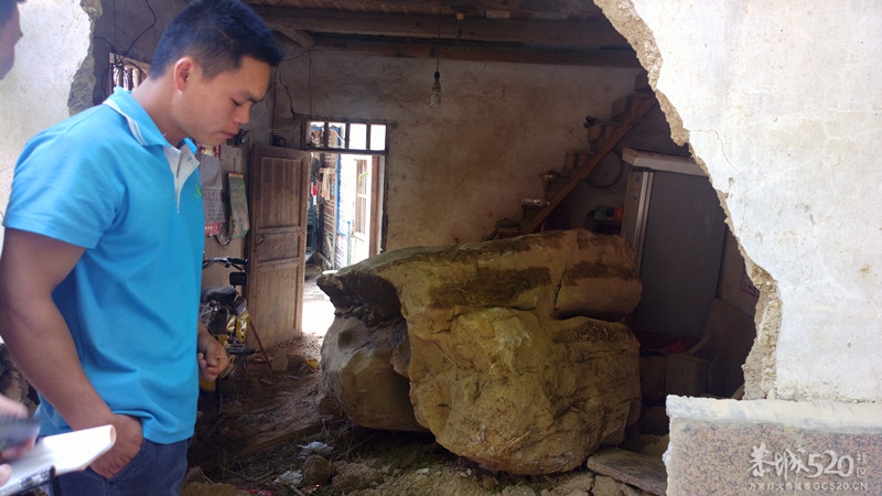 恭城县巨石滚落砸穿两座民房 所幸无人伤亡(图)图片更新676 / 作者:水墨茶江 / 帖子ID:65839