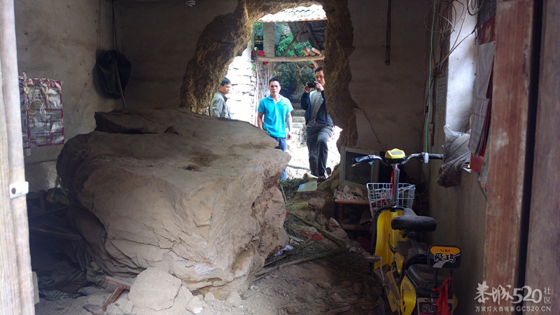 恭城县巨石滚落砸穿两座民房 所幸无人伤亡(图)图片更新971 / 作者:水墨茶江 / 帖子ID:65839