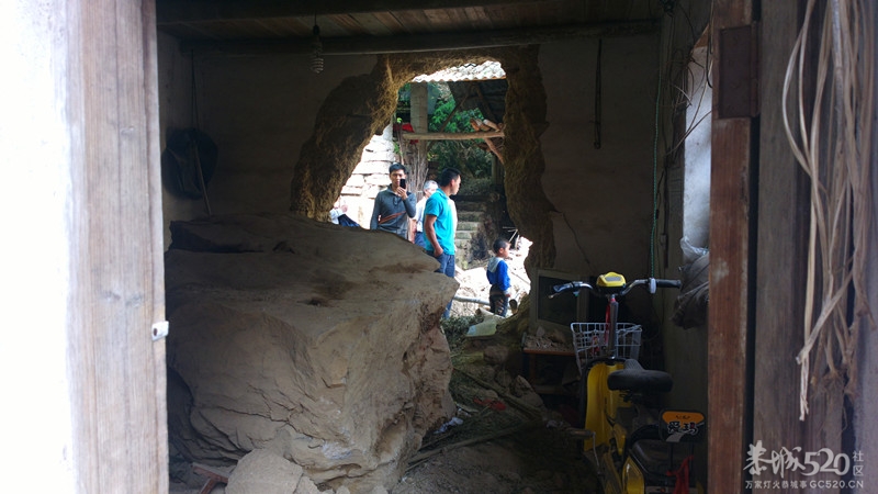 恭城县巨石滚落砸穿两座民房 所幸无人伤亡(图)图片更新560 / 作者:水墨茶江 / 帖子ID:65839