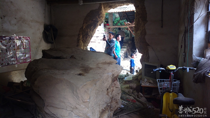 恭城县巨石滚落砸穿两座民房 所幸无人伤亡(图)图片更新854 / 作者:水墨茶江 / 帖子ID:65839