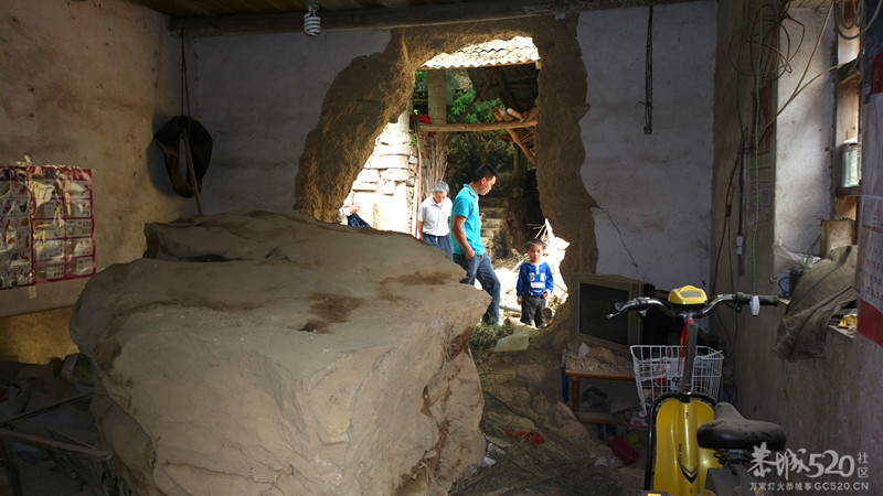 恭城县巨石滚落砸穿两座民房 所幸无人伤亡(图)图片更新115 / 作者:水墨茶江 / 帖子ID:65839