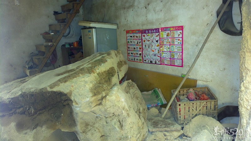 恭城县巨石滚落砸穿两座民房 所幸无人伤亡(图)图片更新225 / 作者:水墨茶江 / 帖子ID:65839