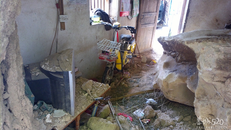 恭城县巨石滚落砸穿两座民房 所幸无人伤亡(图)图片更新813 / 作者:水墨茶江 / 帖子ID:65839