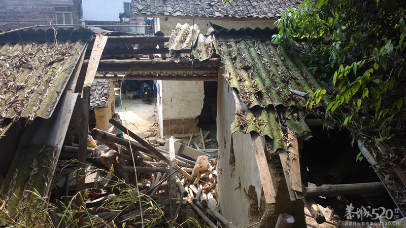 恭城县巨石滚落砸穿两座民房 所幸无人伤亡(图)图片更新721 / 作者:水墨茶江 / 帖子ID:65839