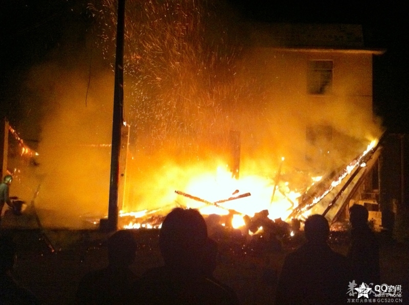 势江发生大火烧屋,目前火已扑灭.648 / 作者:枫中凌乱 / 帖子ID:66657
