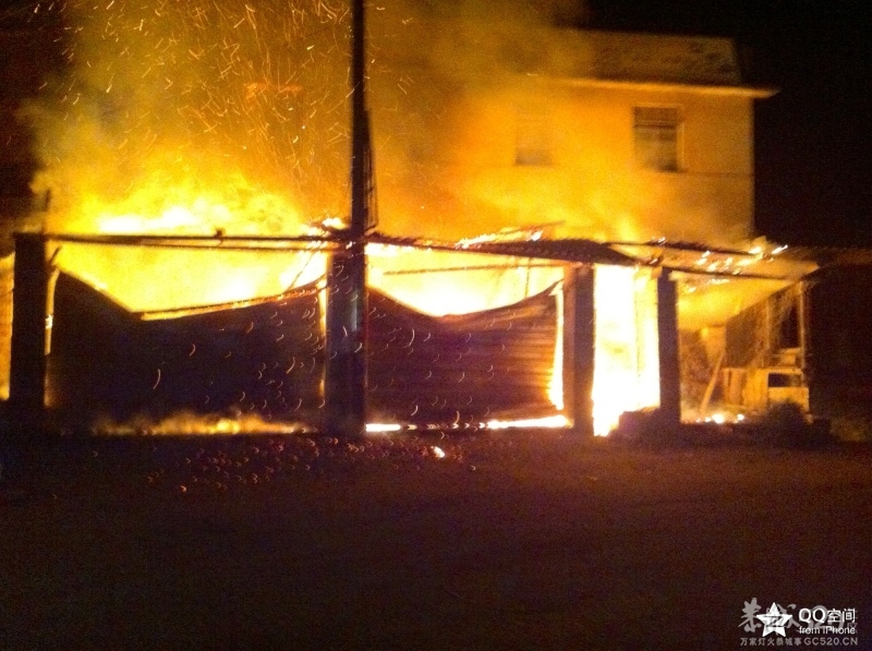 势江发生大火烧屋,目前火已扑灭.783 / 作者:枫中凌乱 / 帖子ID:66657