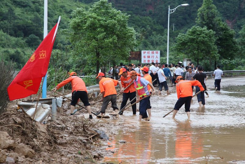 恭城:干部群众用行动谱写抗洪救灾赞歌　667 / 作者:普通网民 / 帖子ID:68009
