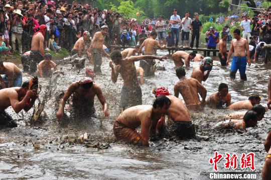 恭城瑶乡原生态“狂欢抓鱼”821 / 作者:翠峰紫阳 / 帖子ID:68082