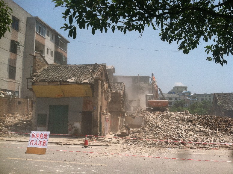 恭城县政府门前项目正式启动拆迁719 / 作者:穷人 / 帖子ID:68186