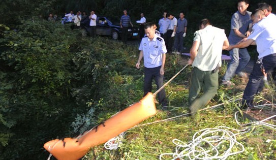 恭城三江母子驾摩托车返家途中不幸坠崖身亡277 / 作者:孤单远行 / 帖子ID:91667