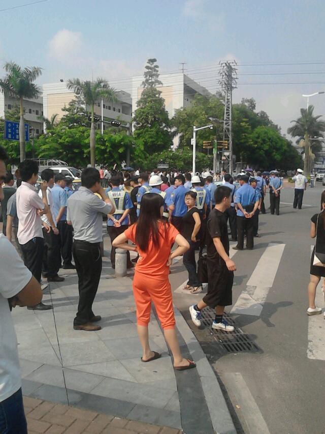 在东莞寮步几十人手拉手拦断马路969 / 作者:涛``声依旧 / 帖子ID:92819