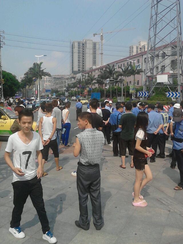 在东莞寮步几十人手拉手拦断马路40 / 作者:涛``声依旧 / 帖子ID:92819