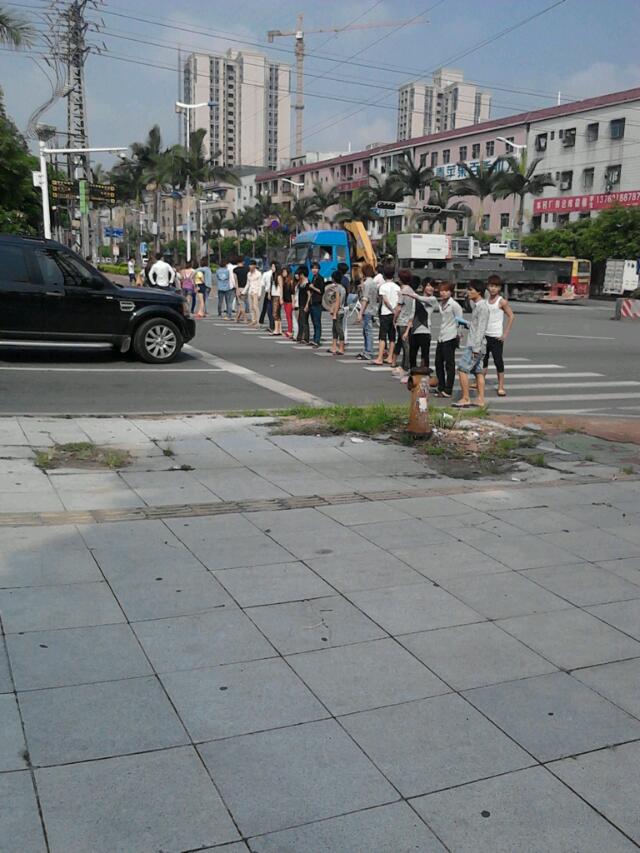 在东莞寮步几十人手拉手拦断马路934 / 作者:涛``声依旧 / 帖子ID:92819