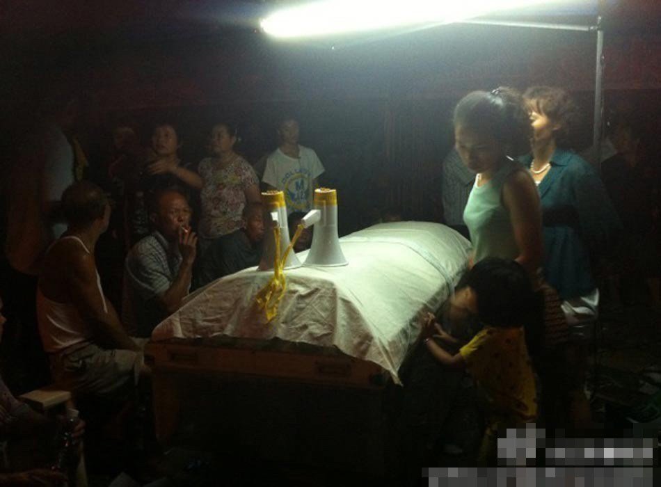 湖南城管疑打死卖瓜老农 警察维稳深夜抢尸141 / 作者:笑看$颩囩 / 帖子ID:93355