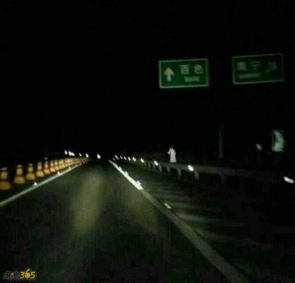 晚上开夜车，行车记录仪拍到恐怖的东西。277 / 作者:笑看$颩囩 / 帖子ID:93662