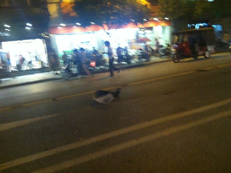 防疫站红绿灯发生交通事故 栅栏撞飞747 / 作者:520小编 / 帖子ID:93679