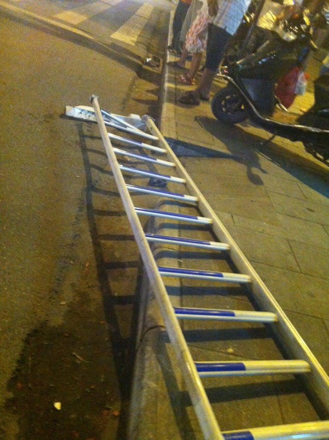 防疫站红绿灯发生交通事故 栅栏撞飞948 / 作者:520小编 / 帖子ID:93679