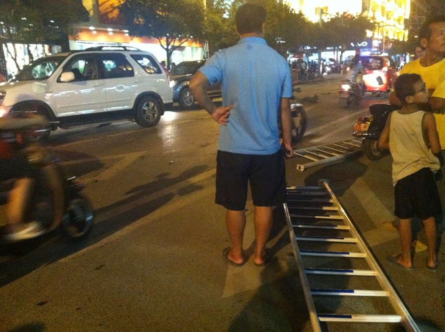 防疫站红绿灯发生交通事故 栅栏撞飞108 / 作者:520小编 / 帖子ID:93679