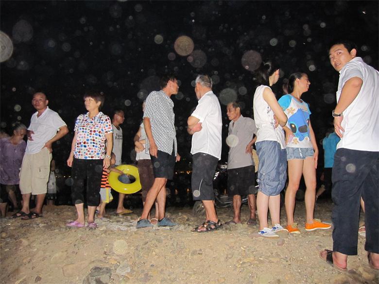 志愿者在滨江河段为逝去的同学举行悼念仪式592 / 作者:北辰 / 帖子ID:93750