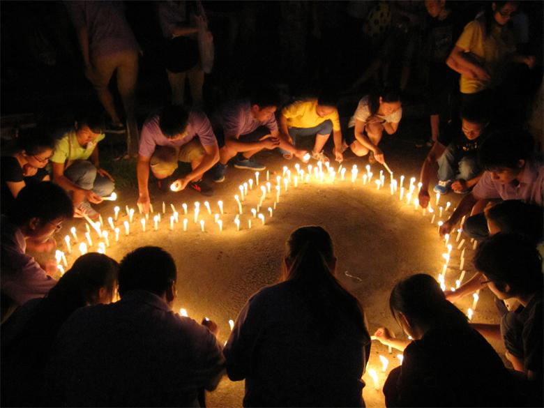 志愿者在滨江河段为逝去的同学举行悼念仪式454 / 作者:北辰 / 帖子ID:93750