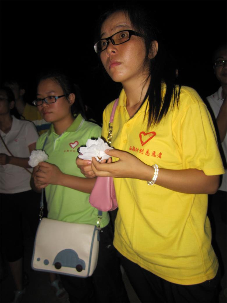 志愿者在滨江河段为逝去的同学举行悼念仪式568 / 作者:北辰 / 帖子ID:93750