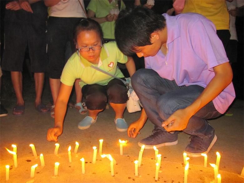 志愿者在滨江河段为逝去的同学举行悼念仪式292 / 作者:北辰 / 帖子ID:93750