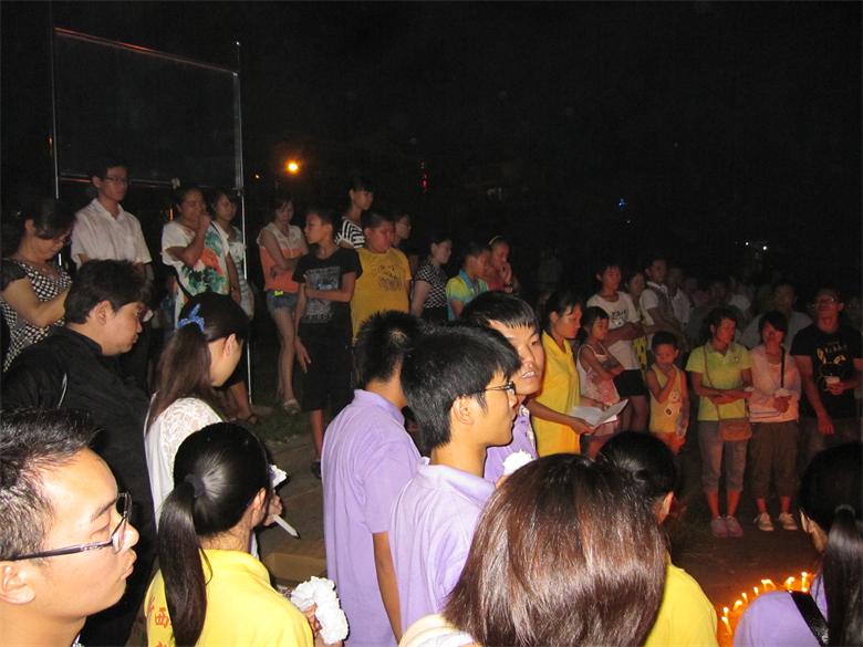 志愿者在滨江河段为逝去的同学举行悼念仪式197 / 作者:北辰 / 帖子ID:93750