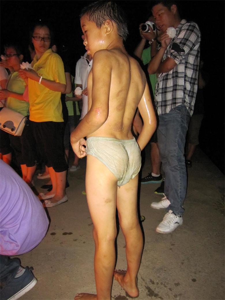 志愿者在滨江河段为逝去的同学举行悼念仪式23 / 作者:北辰 / 帖子ID:93750