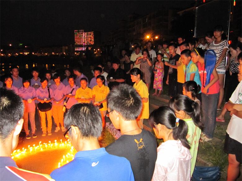 志愿者在滨江河段为逝去的同学举行悼念仪式341 / 作者:北辰 / 帖子ID:93750