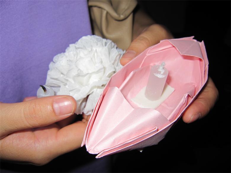 志愿者在滨江河段为逝去的同学举行悼念仪式542 / 作者:北辰 / 帖子ID:93750