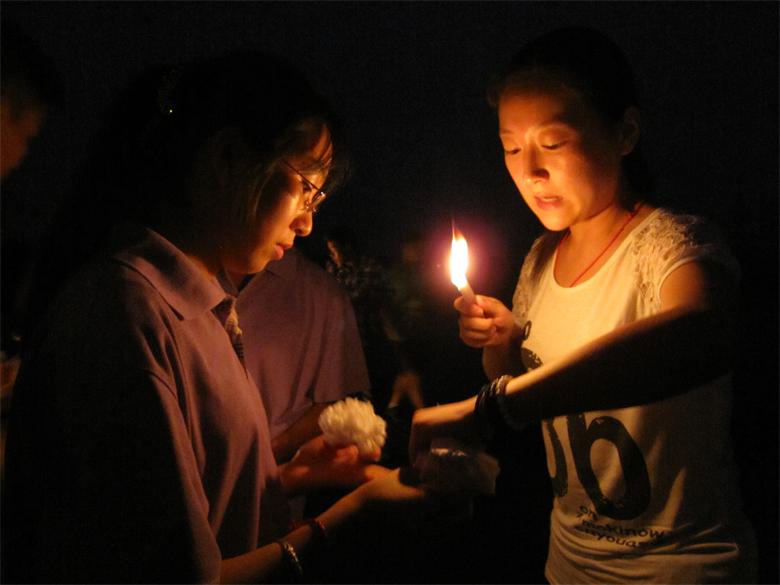 志愿者在滨江河段为逝去的同学举行悼念仪式113 / 作者:北辰 / 帖子ID:93750