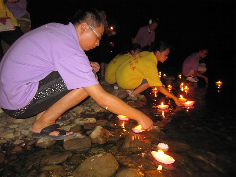 志愿者在滨江河段为逝去的同学举行悼念仪式358 / 作者:北辰 / 帖子ID:93750