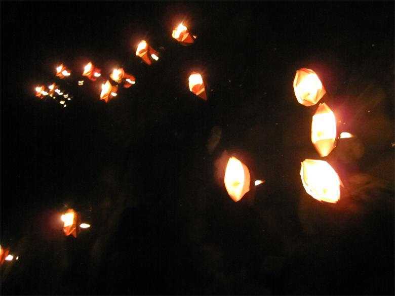 志愿者在滨江河段为逝去的同学举行悼念仪式364 / 作者:北辰 / 帖子ID:93750