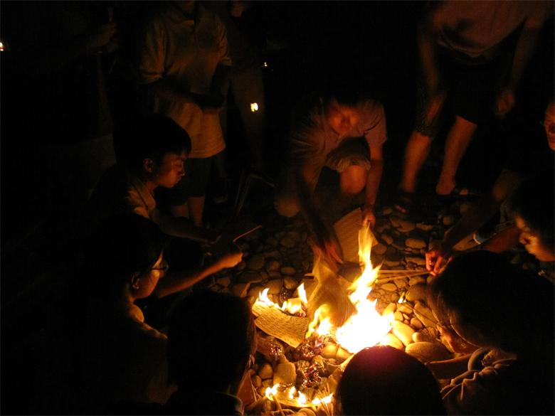 志愿者在滨江河段为逝去的同学举行悼念仪式830 / 作者:北辰 / 帖子ID:93750