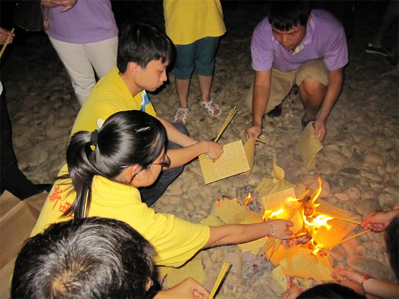 志愿者在滨江河段为逝去的同学举行悼念仪式372 / 作者:北辰 / 帖子ID:93750