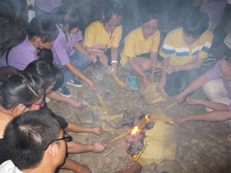 志愿者在滨江河段为逝去的同学举行悼念仪式587 / 作者:北辰 / 帖子ID:93750