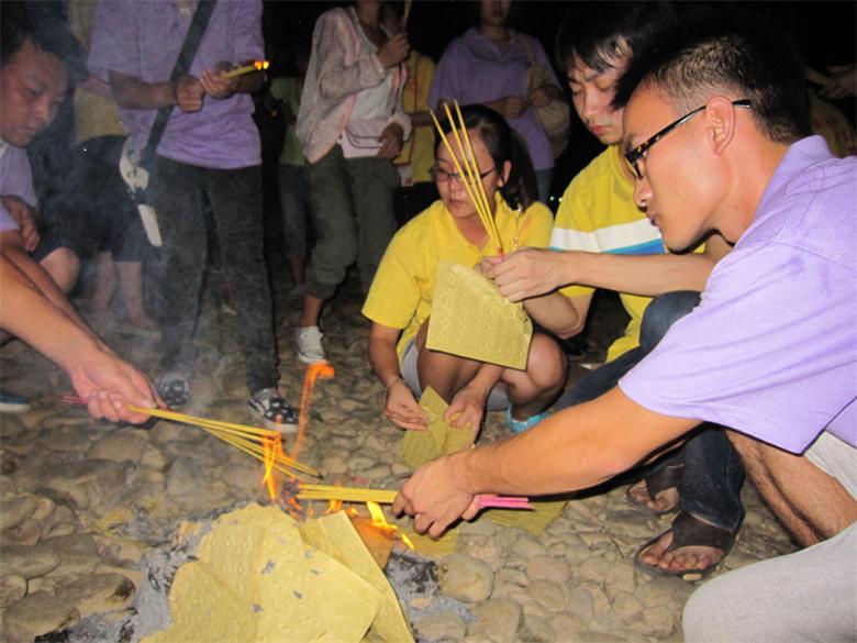 志愿者在滨江河段为逝去的同学举行悼念仪式300 / 作者:北辰 / 帖子ID:93750