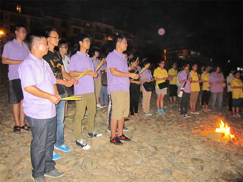 志愿者在滨江河段为逝去的同学举行悼念仪式997 / 作者:北辰 / 帖子ID:93750