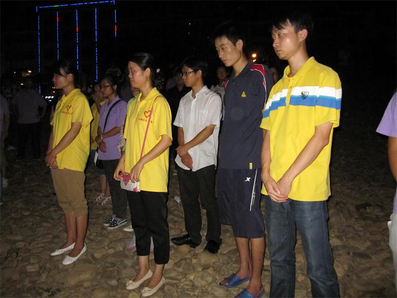 志愿者在滨江河段为逝去的同学举行悼念仪式796 / 作者:北辰 / 帖子ID:93750