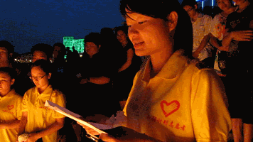 志愿者在滨江河段为逝去的同学举行悼念仪式770 / 作者:北辰 / 帖子ID:93750